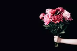 Female,Hand,Holds,Beautiful,Bouquet,Of,Peonies.,Flower,Delivery,Concept